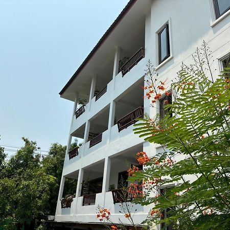 Yindee Stylish Guesthouse Чиангмай Экстерьер фото